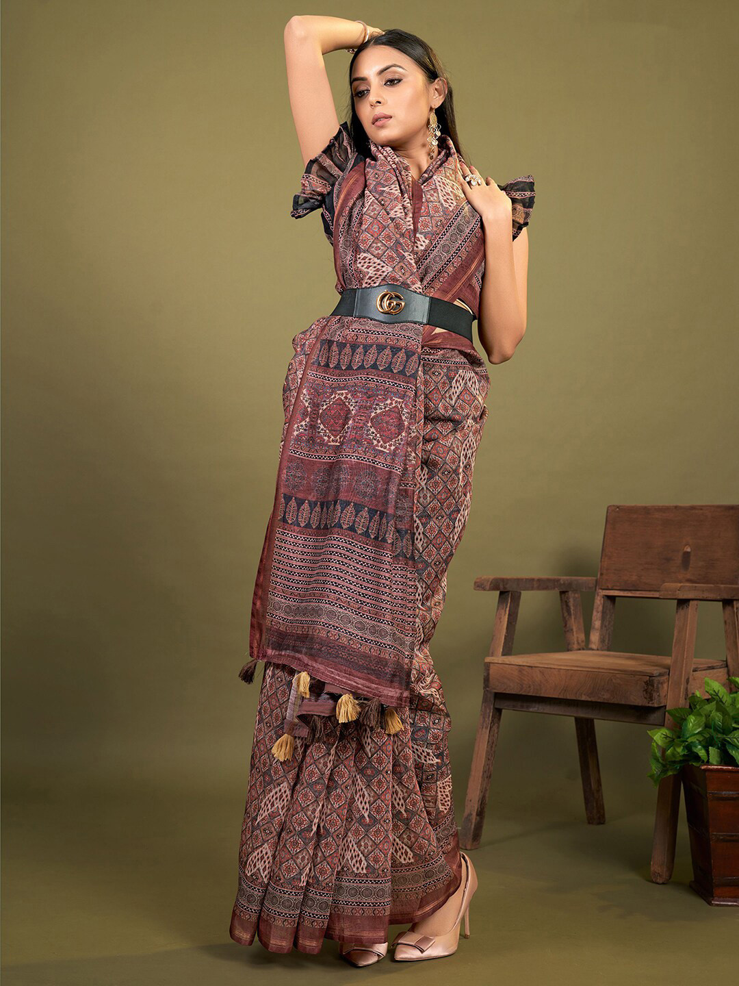 

Mitera Purple & Off White Ethnic Motifs Printed Saree