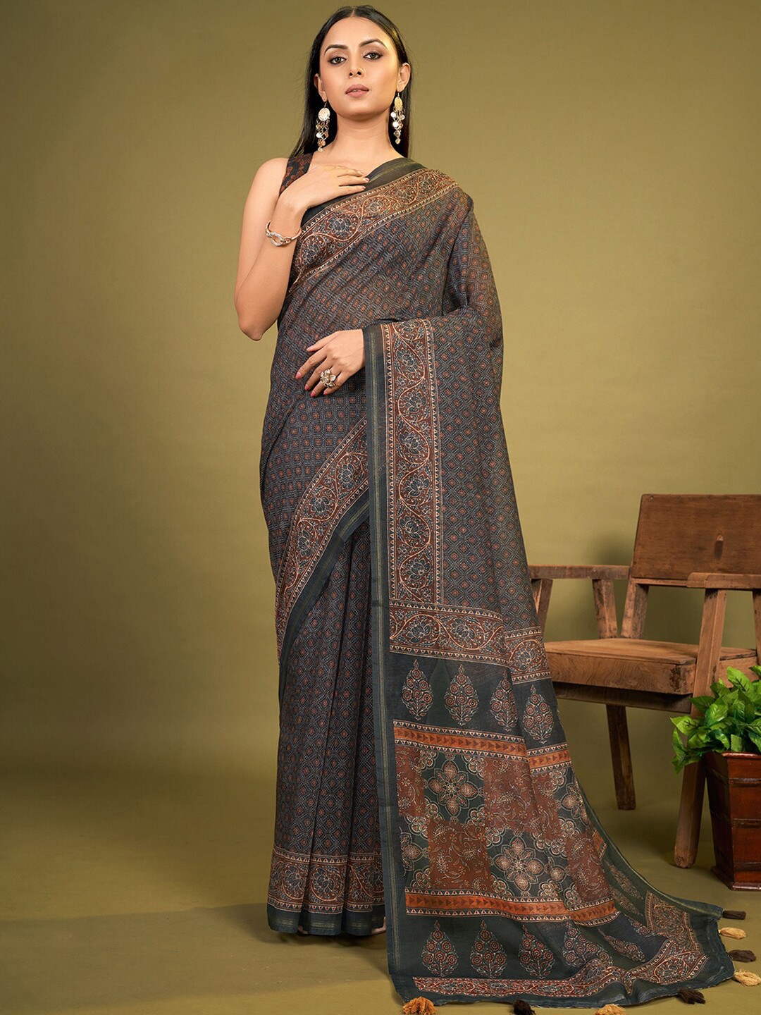 

Mitera Navy Blue & Red Ethnic Motifs Printed Saree