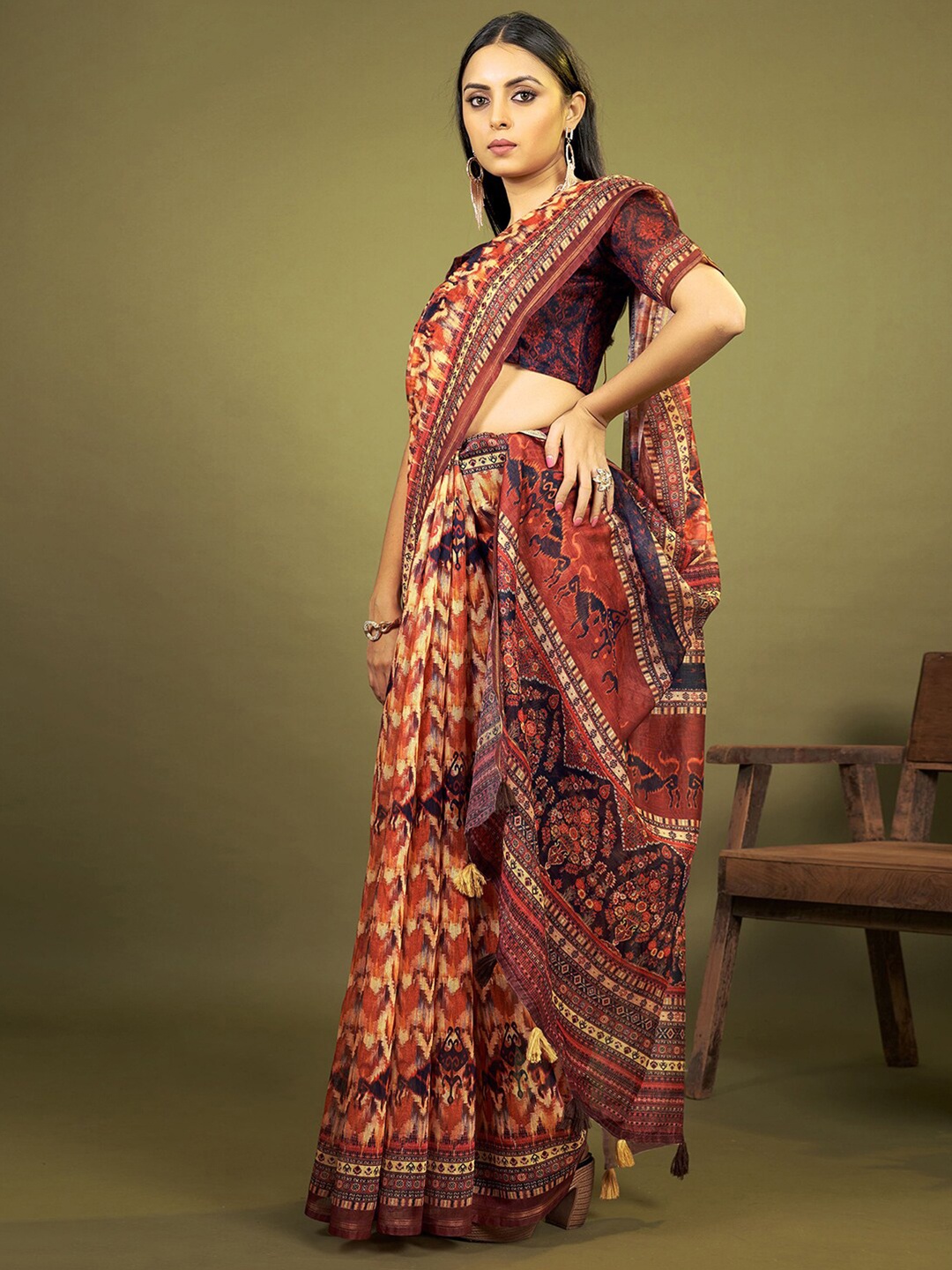 

Mitera Red & Cream-Coloured Abstract Printed Saree