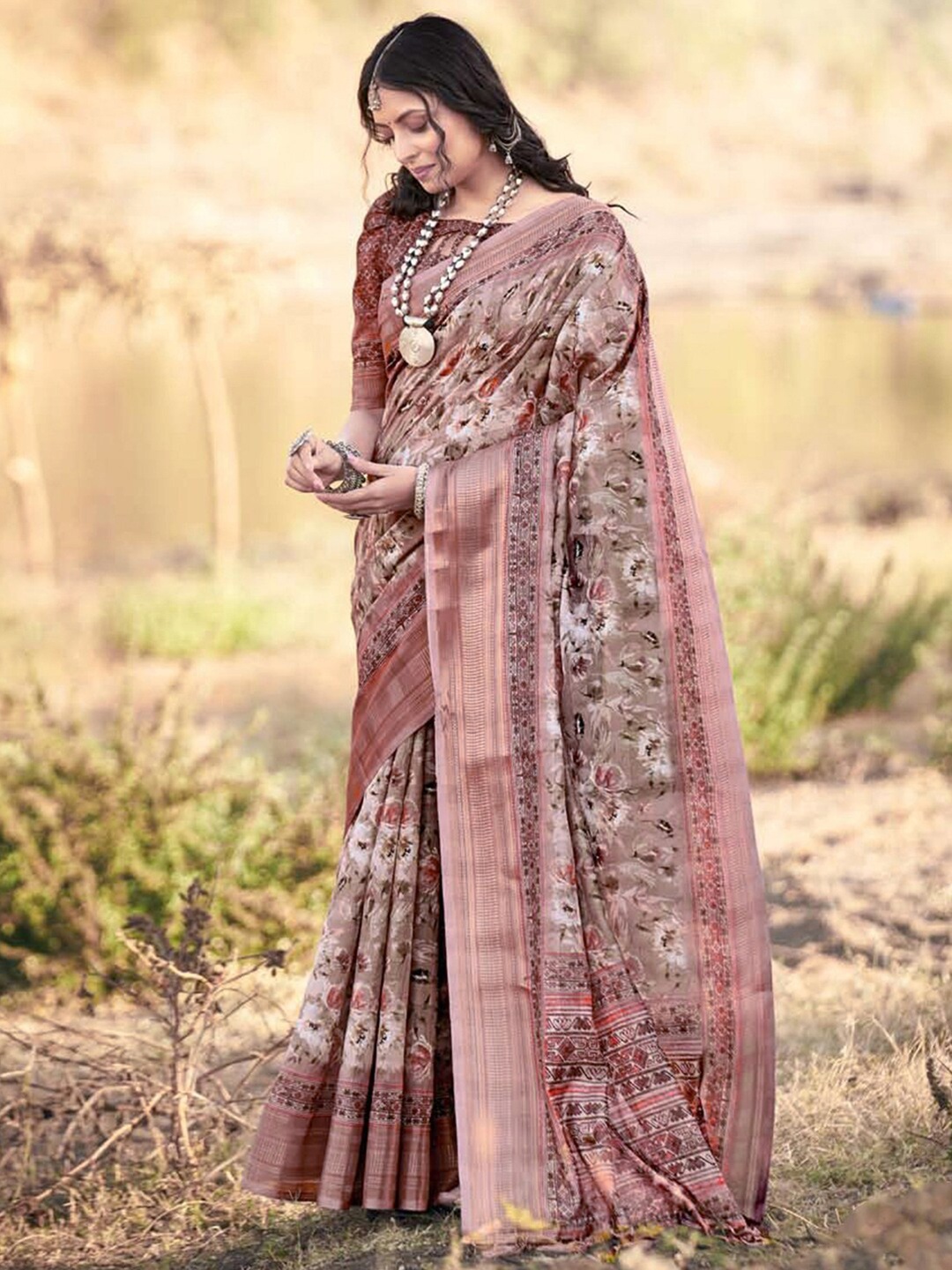 

Mitera Grey & Pink Floral Printed Zari Saree