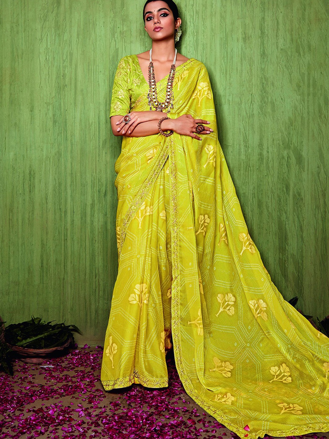 

Mitera Green & Gold-Toned Floral Zari Poly Chiffon Bandhani Saree