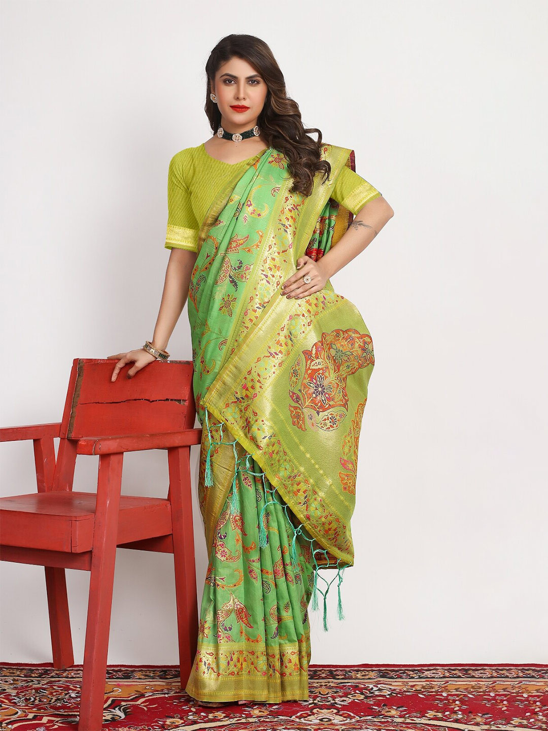 

AVANTIKA FASHION Floral Woven Design Zari Pure Silk Kanjeevaram Saree, Lime green