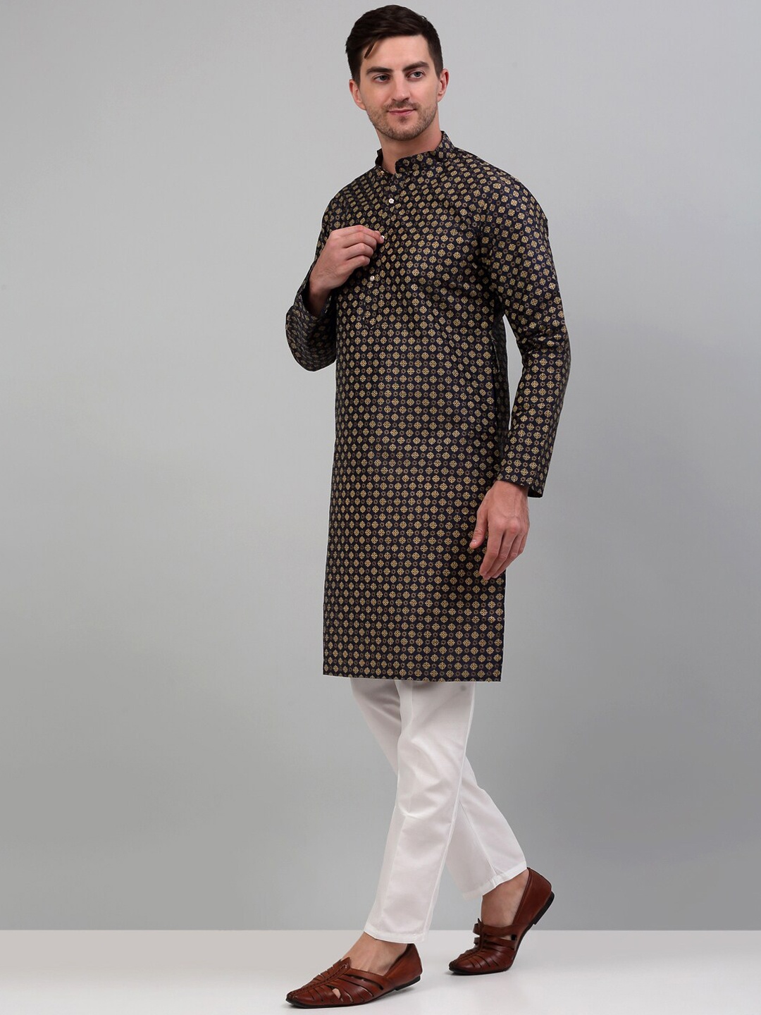 

Jompers Ethnic Motifs Printed Mandarin Collar Regular Kurta & Pyjamas With Nehru Jacket, Maroon