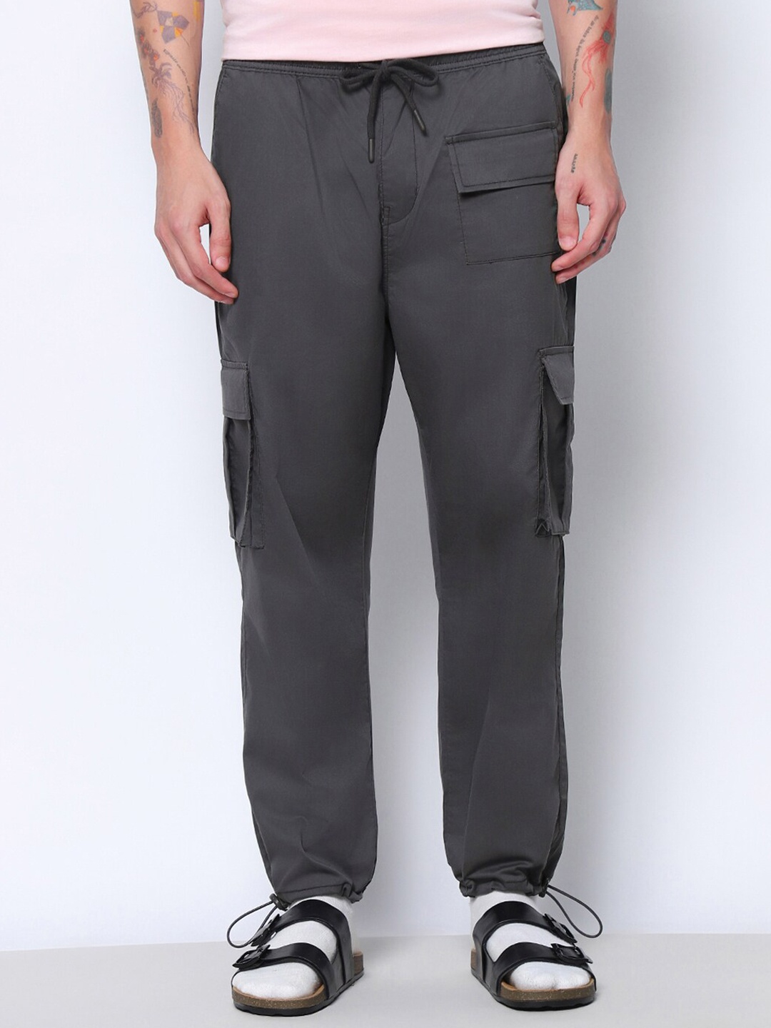 

Bewakoof Grey Men Tapered Fit Pure Cotton Cargo Joggers