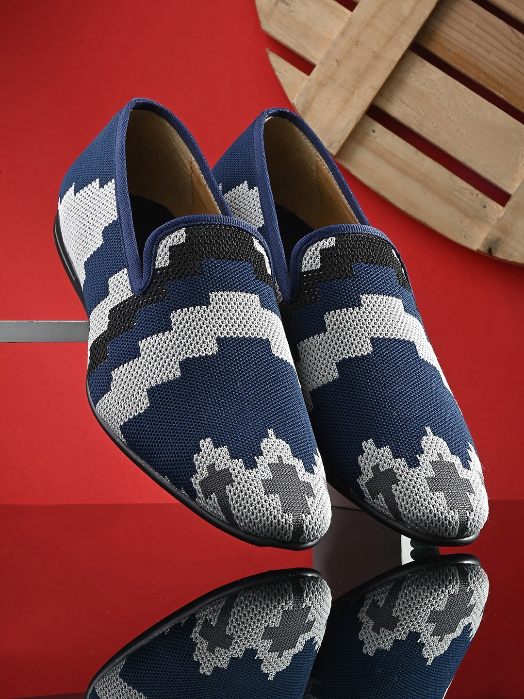 

Anouk Men Navy Blue And White Colourblocked Lightweight Loafers