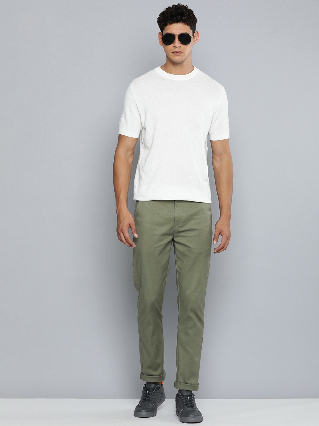 

Levis Men Mid-Rise Textured Slim Fit Chinos, Olive