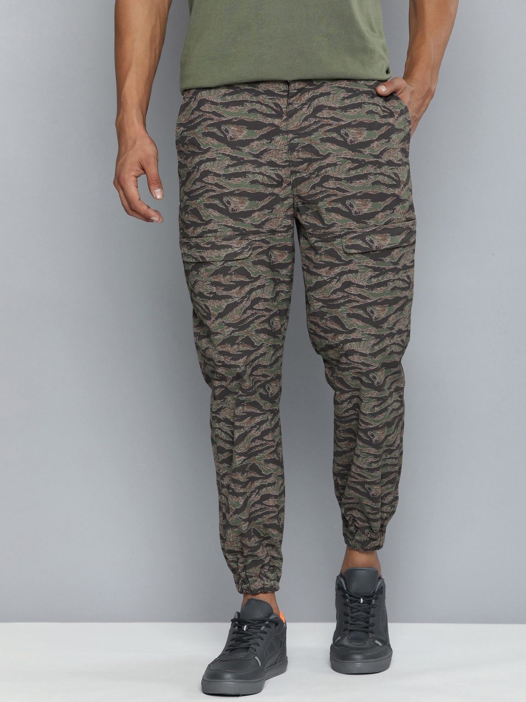 

Levis Men Printed Jogger Fit Cargo Trousers, Olive