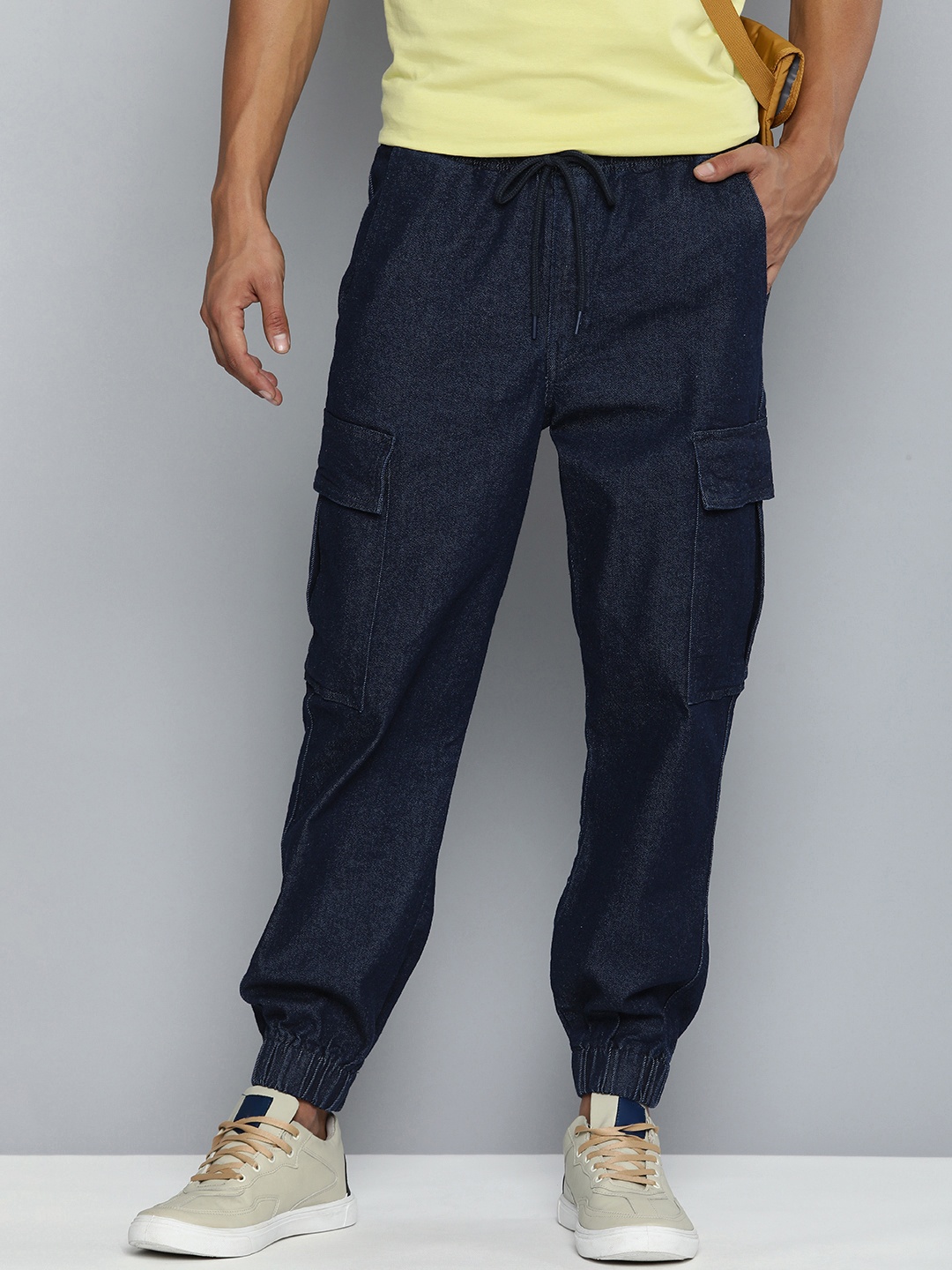 

Levis Men Solid Mid-Rise Jogger Fit Denim Cargo Trousers, Blue