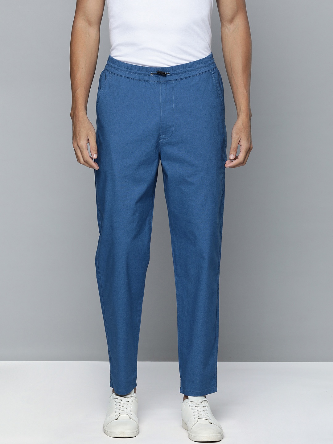 

Levis Men Mid-Rise Regular Fit Trousers With Drawcords, Blue