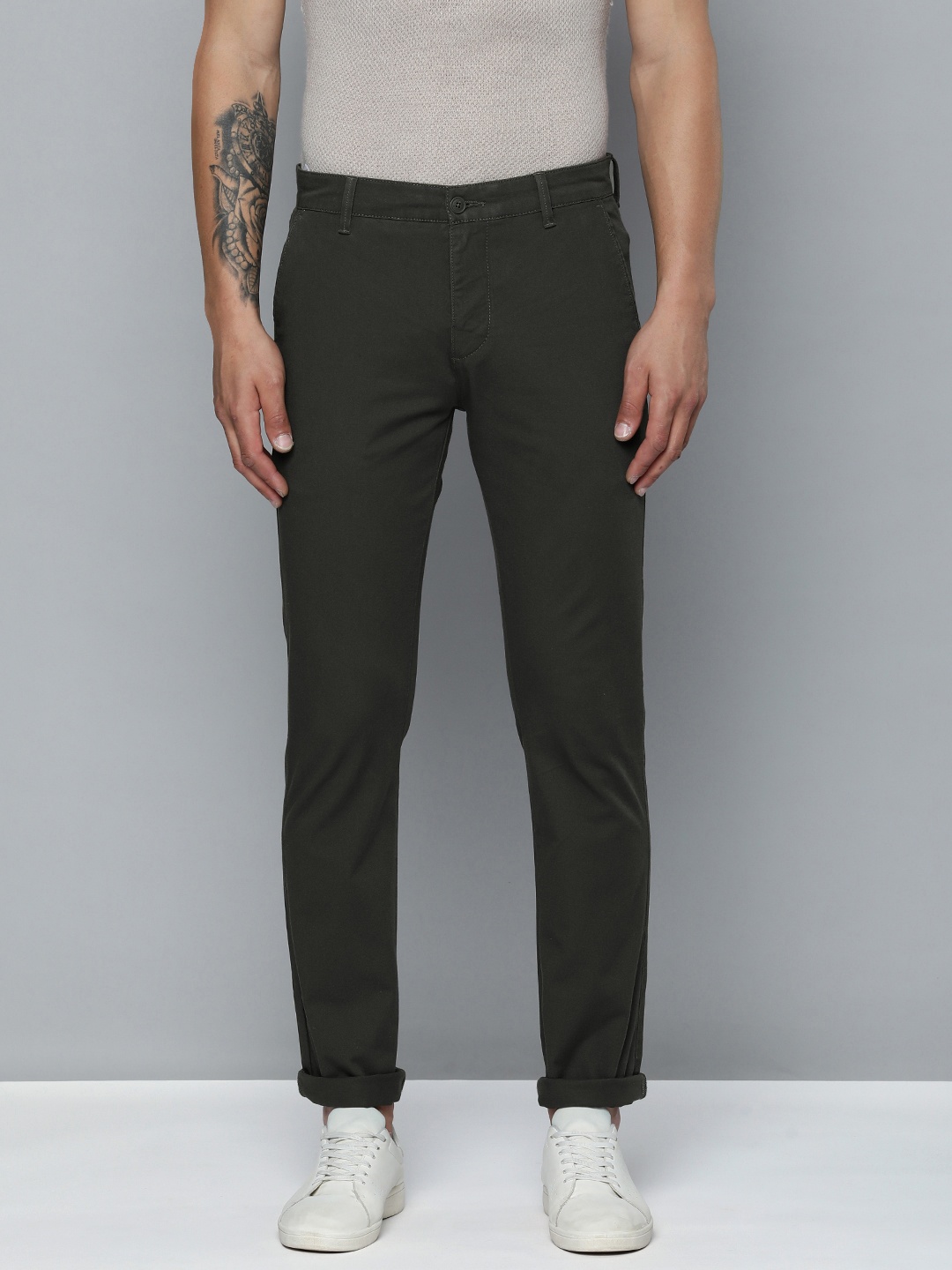 

Levis Men Solid Slim Fit Chinos, Black
