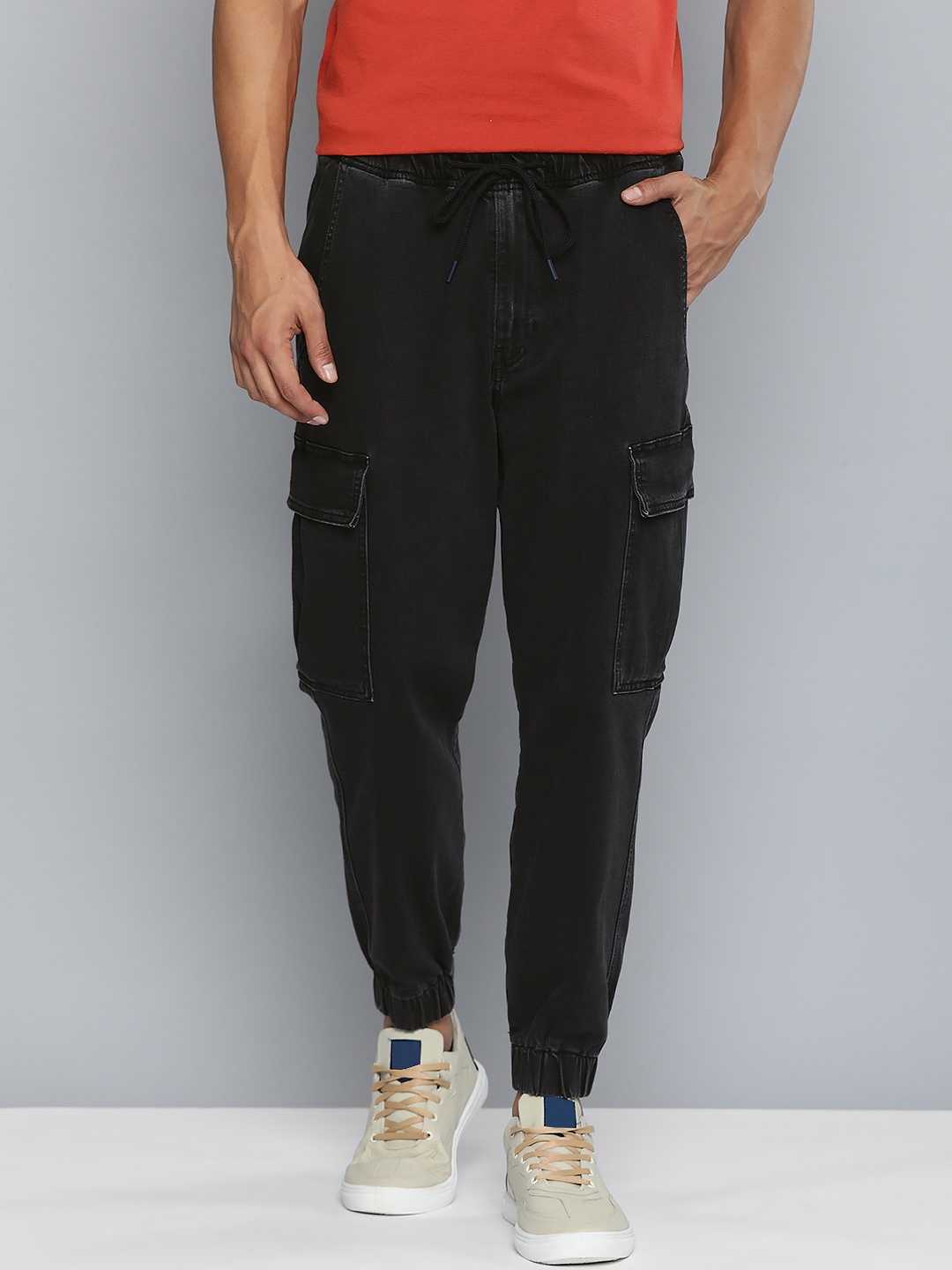 

Levis Men Solid Jogger Fit Cargo Trousers, Black