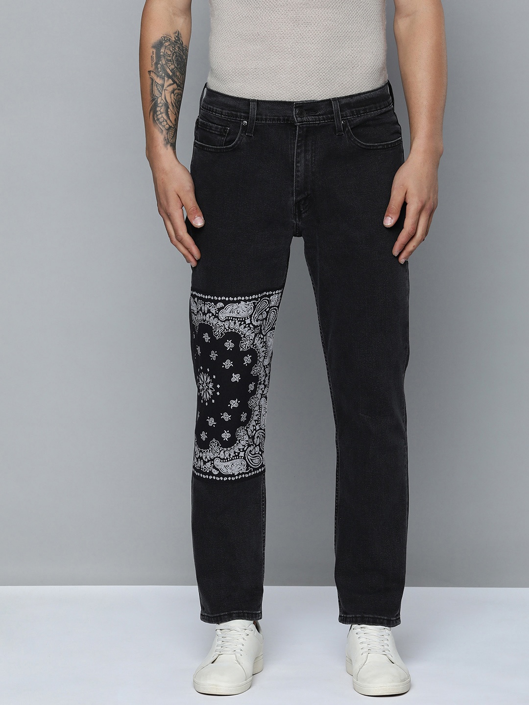

Levis Men 541 Tapered Fit Printed Stretchable Mid-Rise Jeans, Black