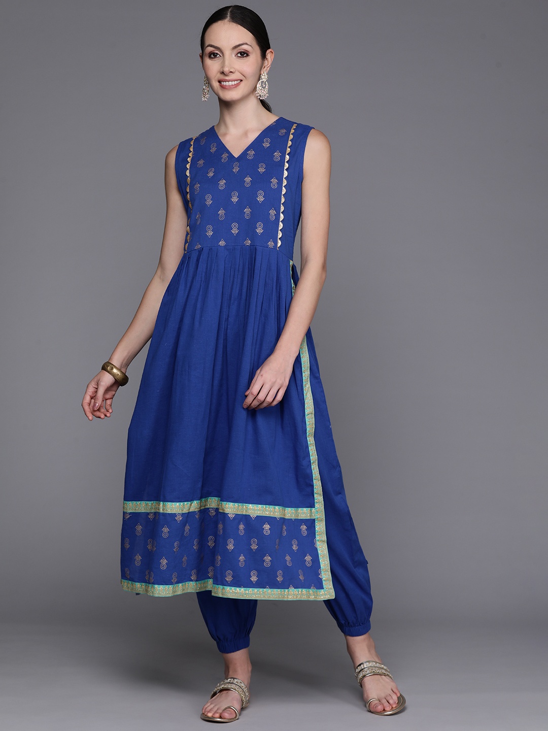 

Ahalyaa Floral Printed High Slit Gotta Patti Pure Cotton Kurta with Harem Pants, Blue