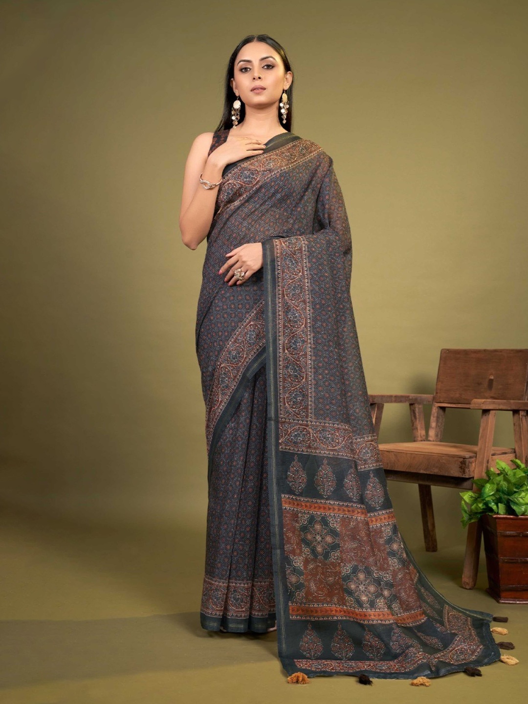 

Mitera Grey & Brown Ethnic Motifs Printed Saree