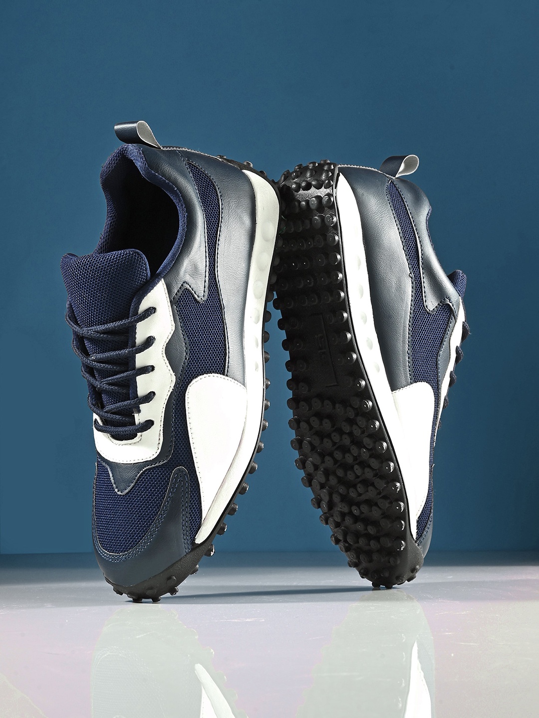 

The Roadster Lifestyle Co. Men Navy Blue & White Colourblocked Lightweight Sneakers