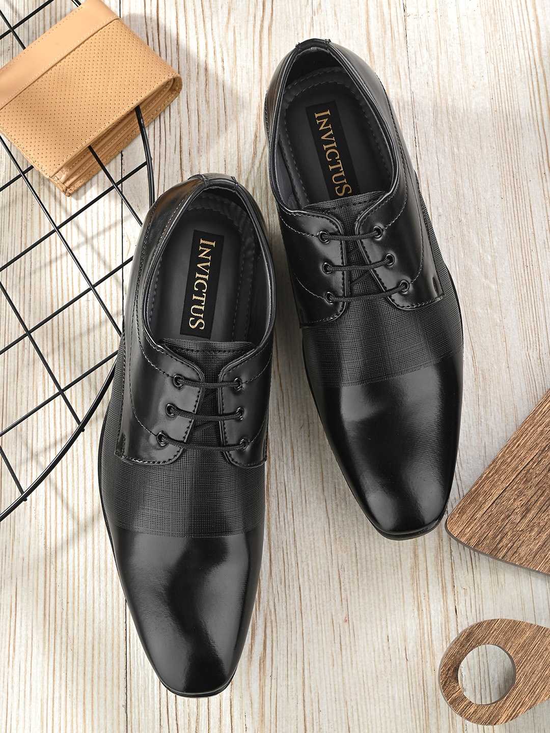 

INVICTUS Men Textured Formal Derbys, Black