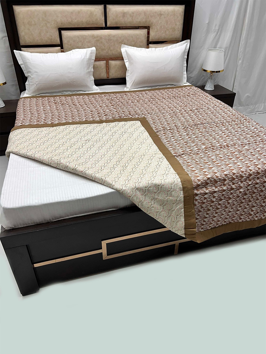 

Pure Decor White & Pink AC Room 210 GSM Reversible Pure Cotton King Size Dohar
