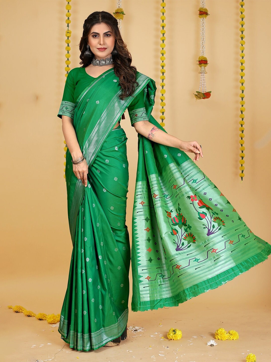 

AVANTIKA FASHION Floral Printed Pure Silk Kanjeevaram Saree, Green