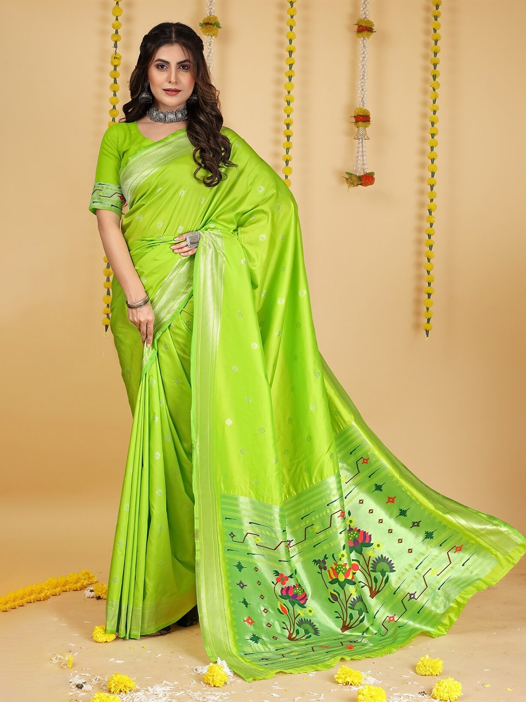 

AVANTIKA FASHION Floral Woven Design Zari Pure Silk Saree, Green