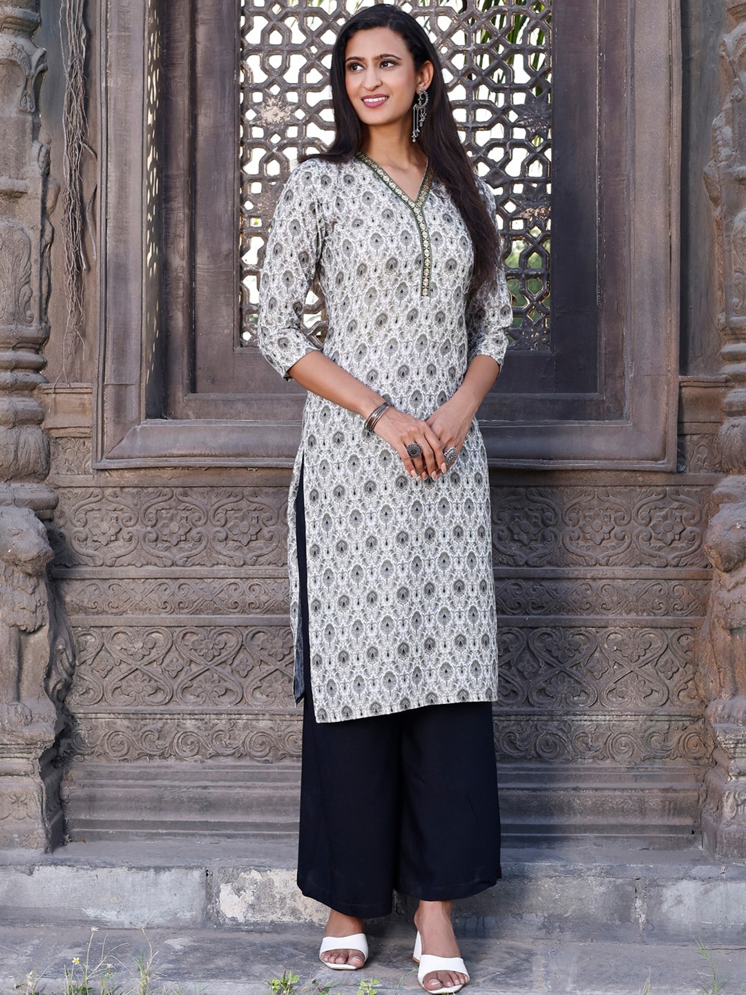 

Tikhi Imli Off-White Floral Printed V-Neck Straight Kurta