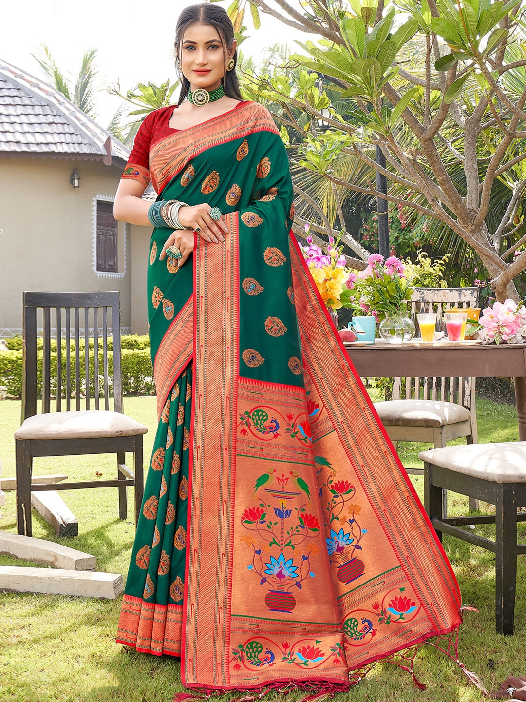 

SANGAM PRINTS Ethnic Motif Woven Design Zari Pure Silk Saree, Green