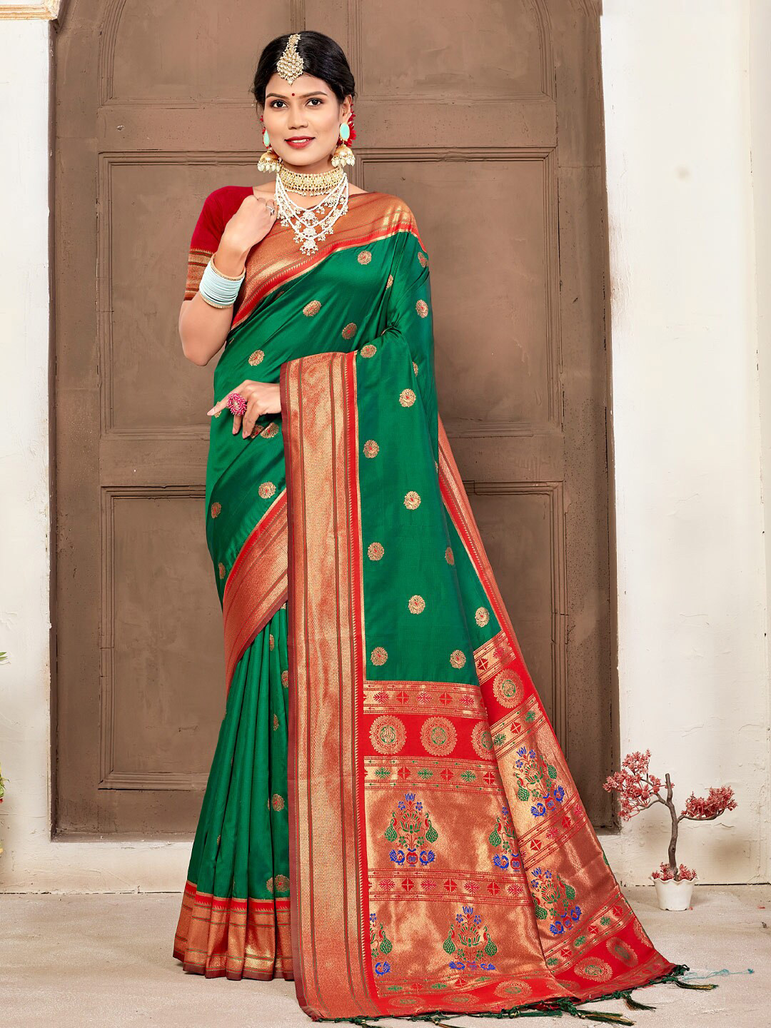 

SANGAM PRINTS Ethnic Motifs Woven Design Zari Pure Silk Saree, Green