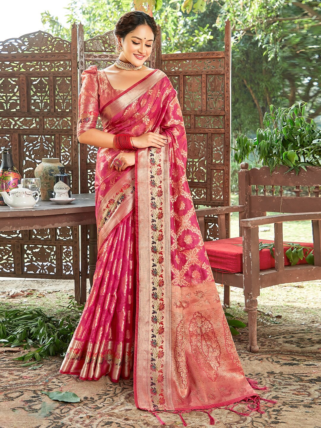 

SANGAM PRINTS Floral Woven Design Zari Organza Saree, Pink