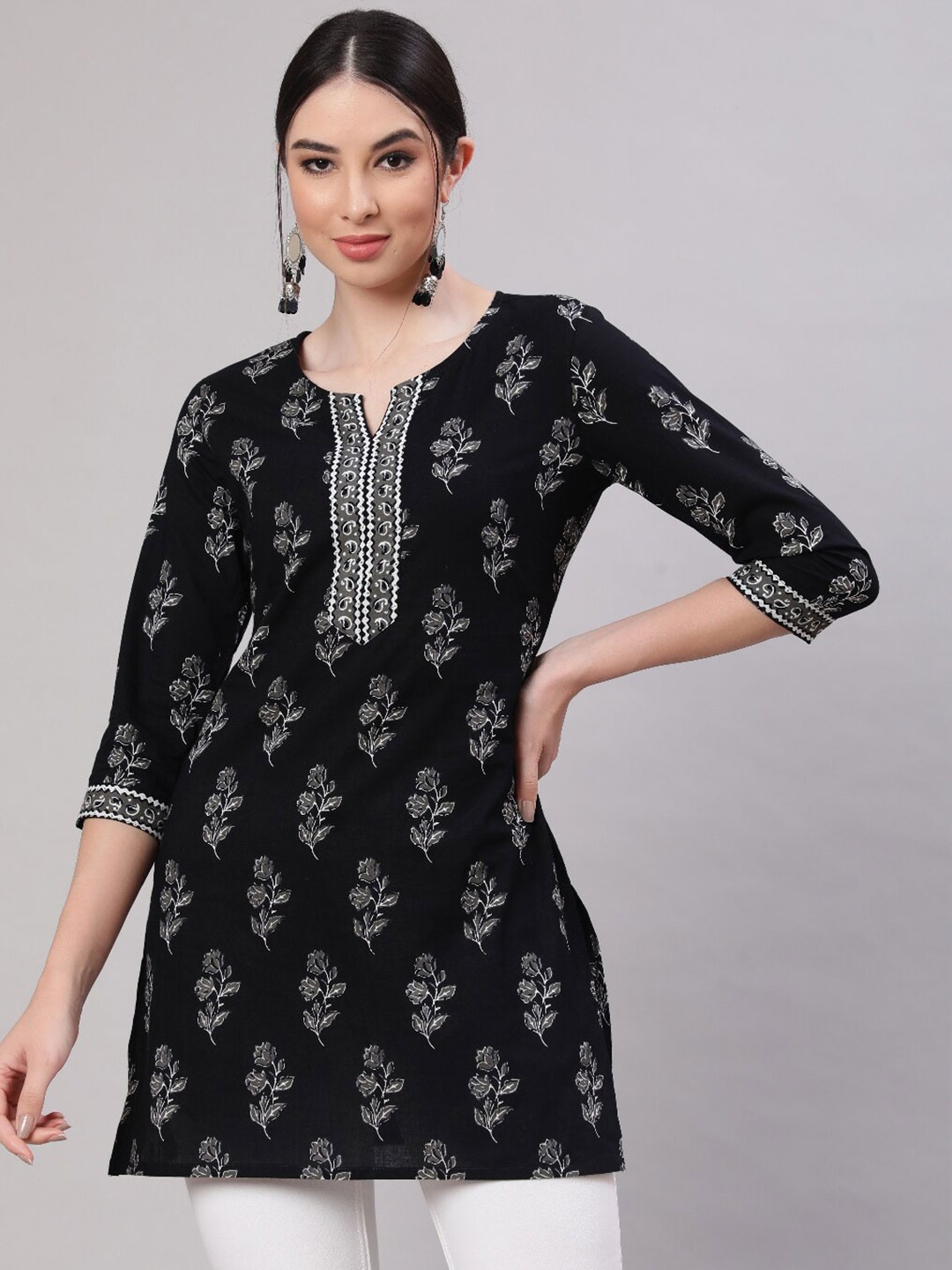 

Nayo Black Floral Printed Straight Kurtis