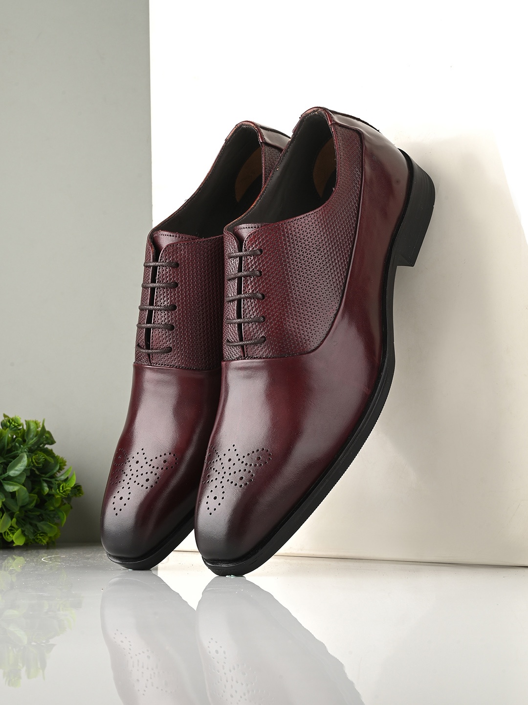 

San Frissco Men Textured Leather Formal Oxfords, Burgundy