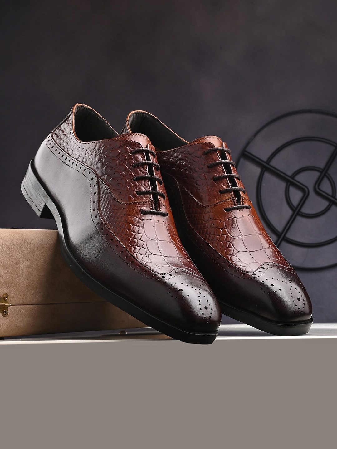 

San Frissco Men Textured Leather Formal Oxfords, Brown