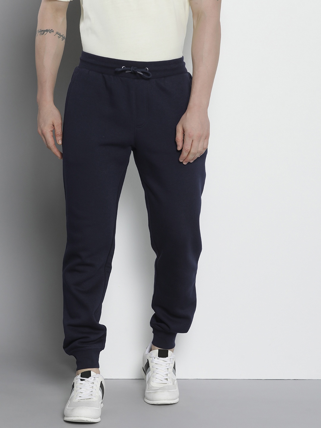 

Tommy Hilfiger Men Solid Regular Fit Mid-Rise Joggers, Navy blue