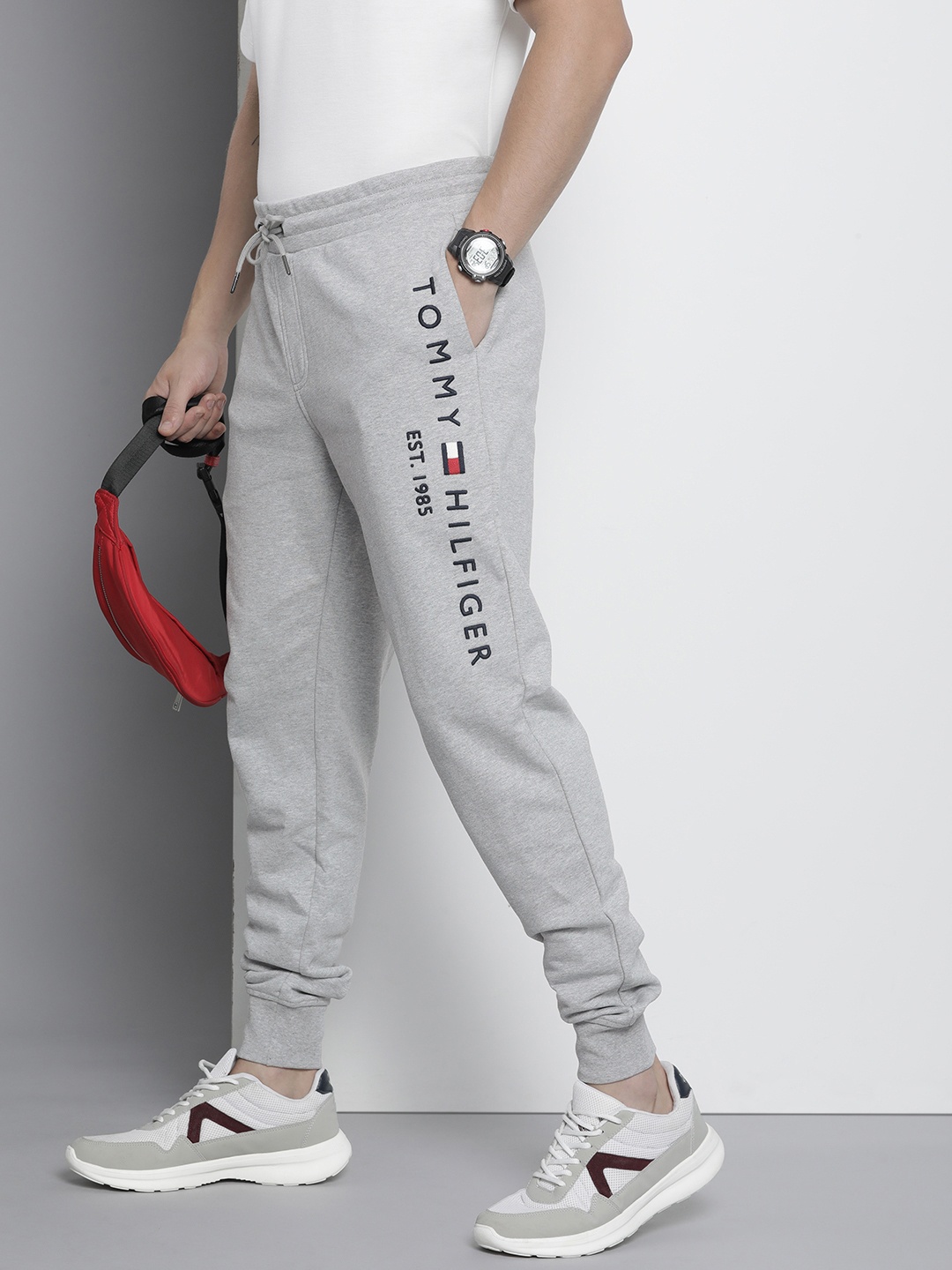 

Tommy Hilfiger Men Pure Cotton Brand Logo Embroidered Joggers, Grey