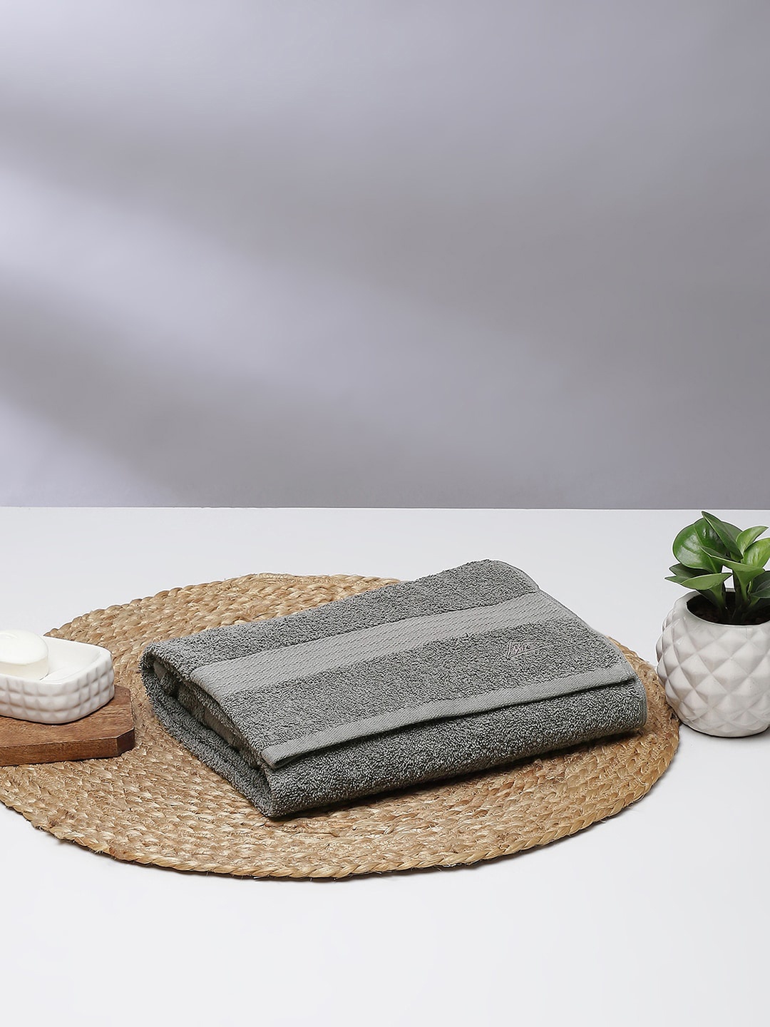 

Monte Carlo Grey Self-Design 400 GSM Cotton Bath Towel