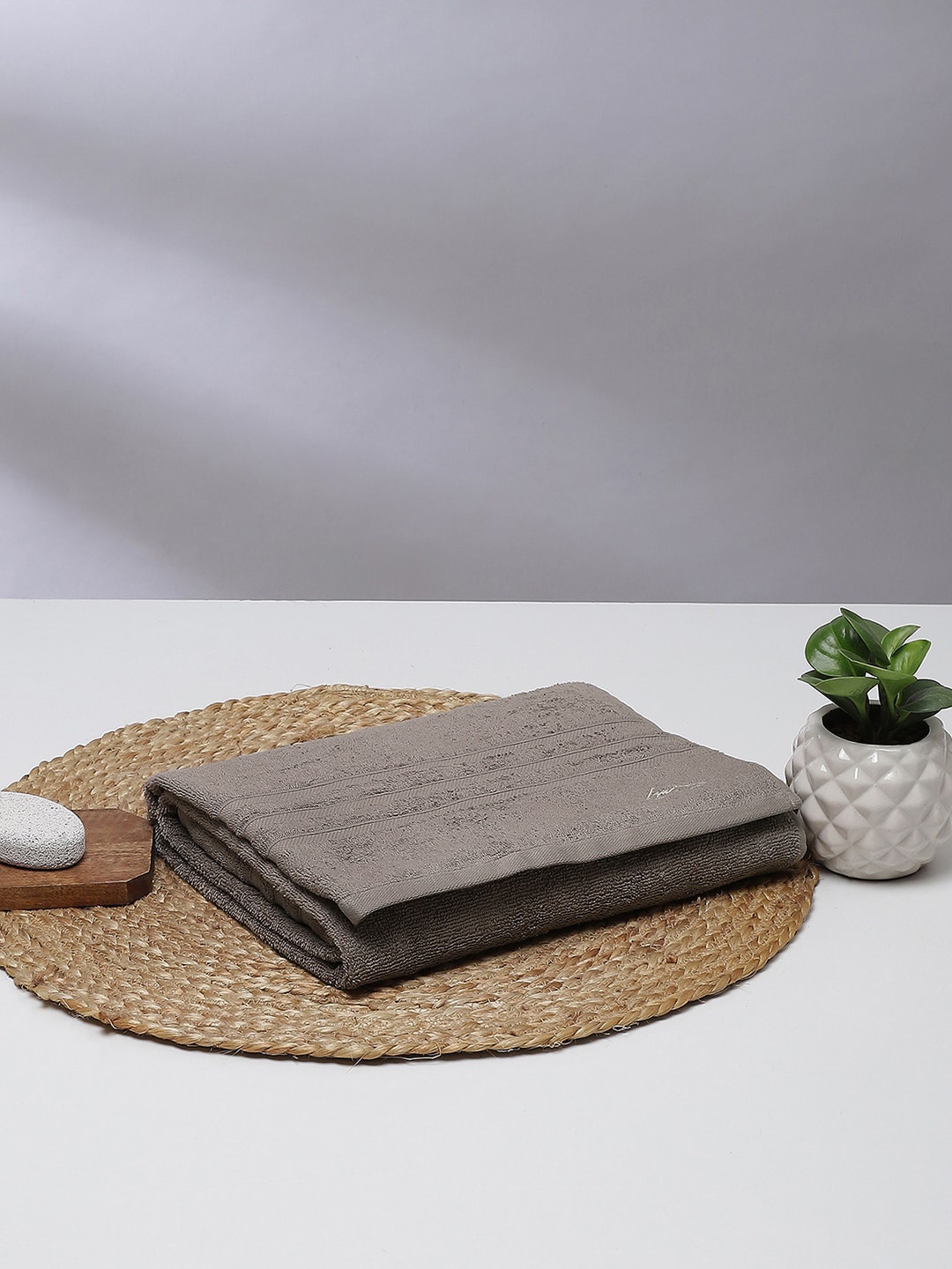 

Monte Carlo Grey Self-Design 525 GSM Cotton Bath Towel