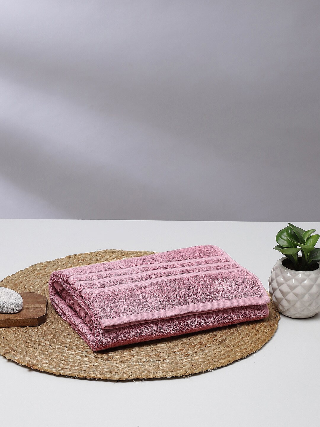 

Monte Carlo Pink Self-Design 525 GSM Cotton Bath Towel