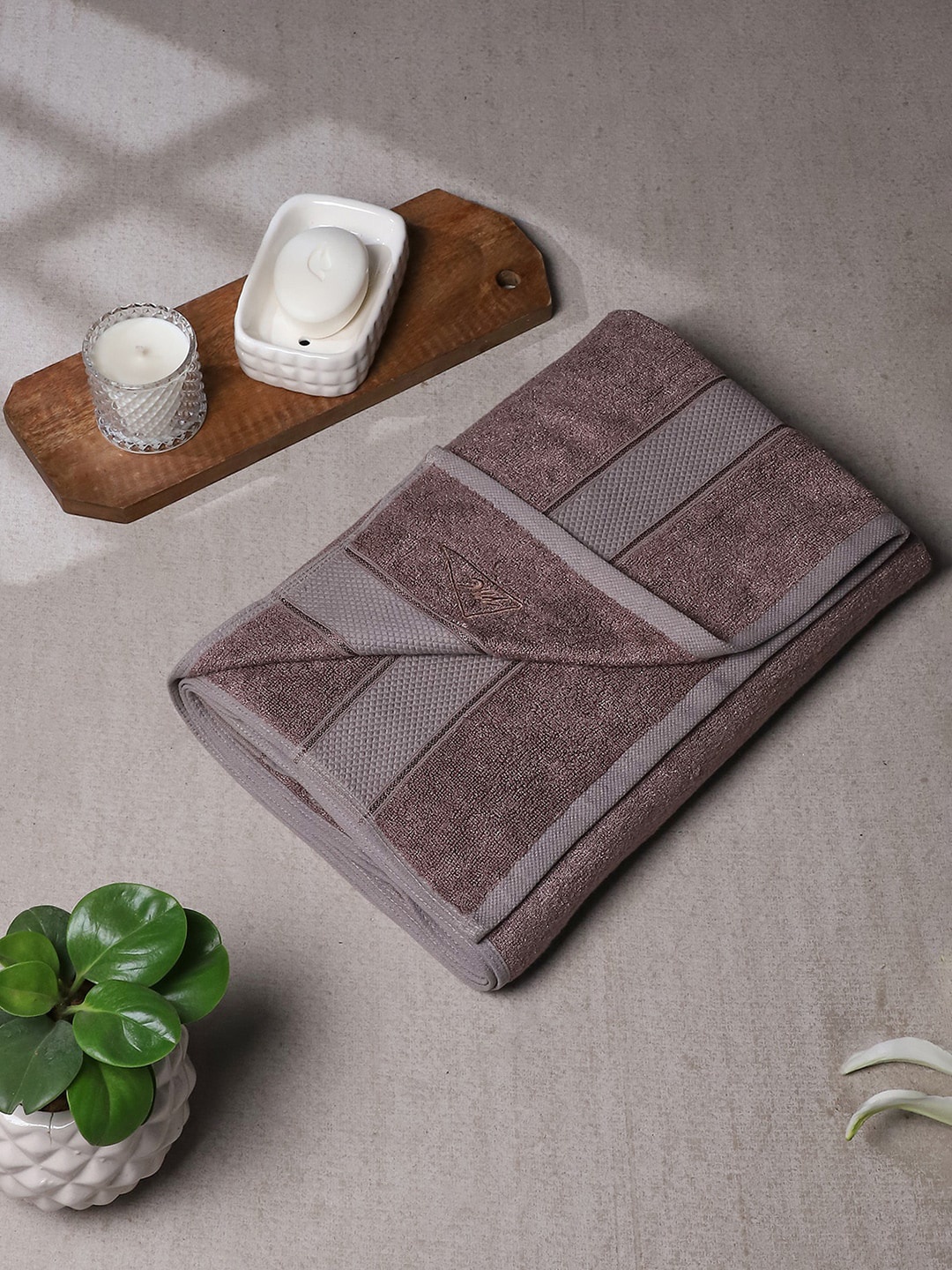 

Monte Carlo Silver Toned & Brown Self-Design 600 GSM Cotton Bath Towel