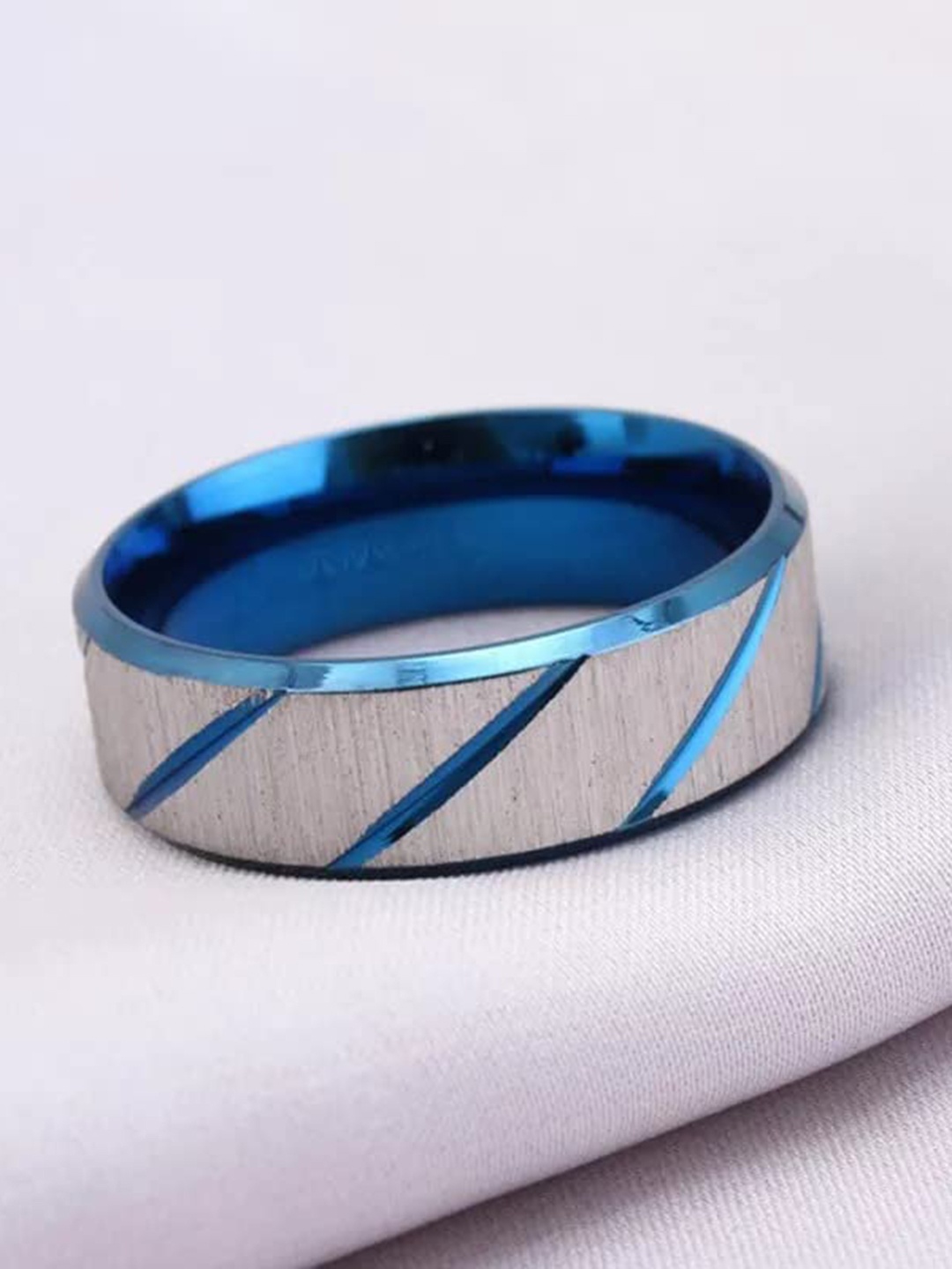 

MEENAZ Silver-Plated Textured Finger Ring