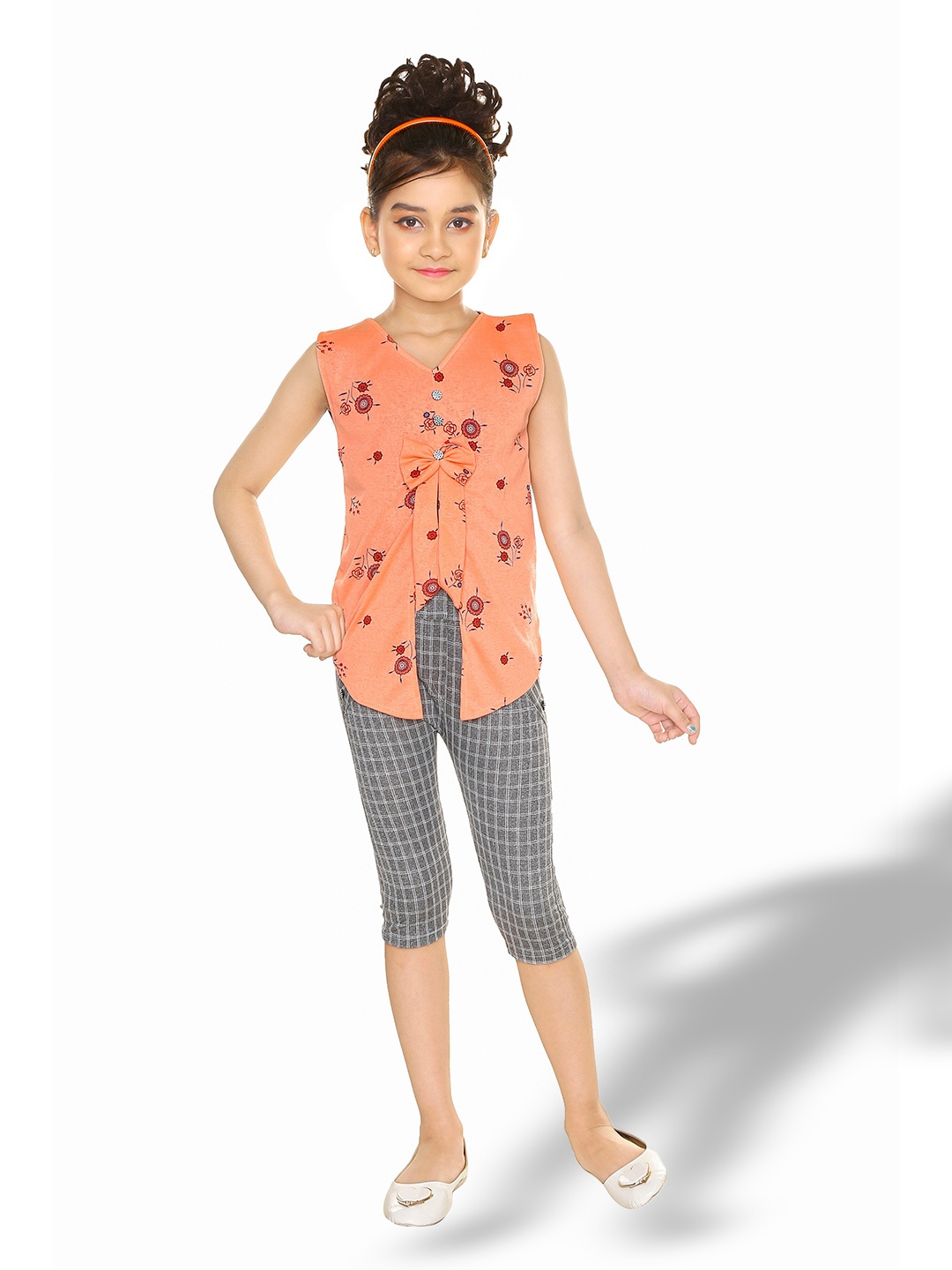 

BAESD Girls Peach-Coloured & Grey Printed Top With Capris, Orange