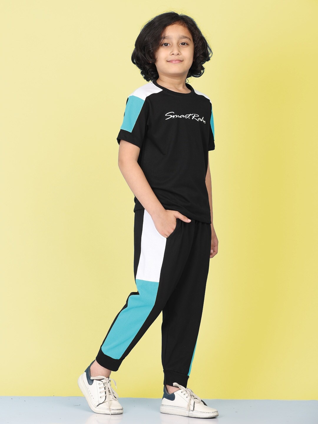 

SmartRAHO Boys Colourblocked Pure Cotton T-shirt With Trousers, Black