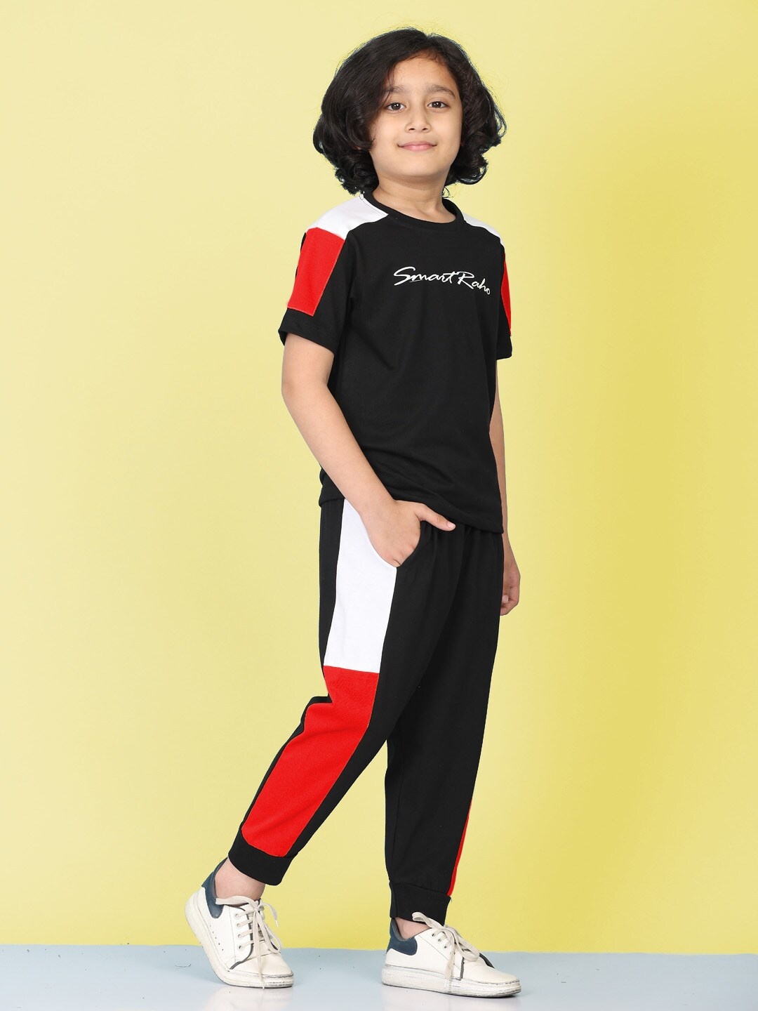 

SmartRAHO Boys Colourblocked Pure Cotton T-shirt With Trousers, Black