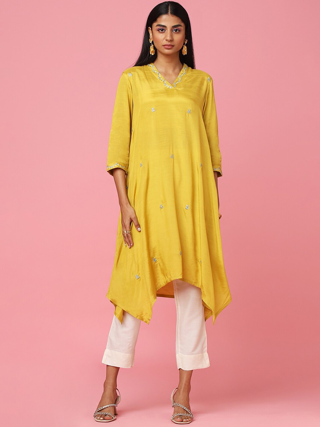 

Marigold Lane Floral Embroidered V-Neck Thread Work Kurta, Yellow