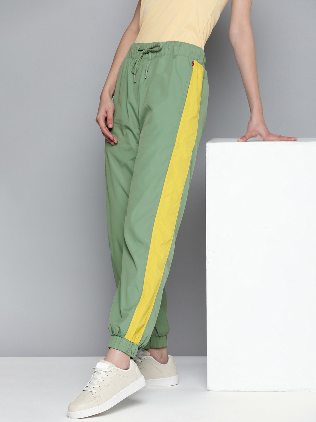 

Levis Women Solid With Side Colourblocked Detail Mid-Rise Loose Tapered Fit Joggers, Green