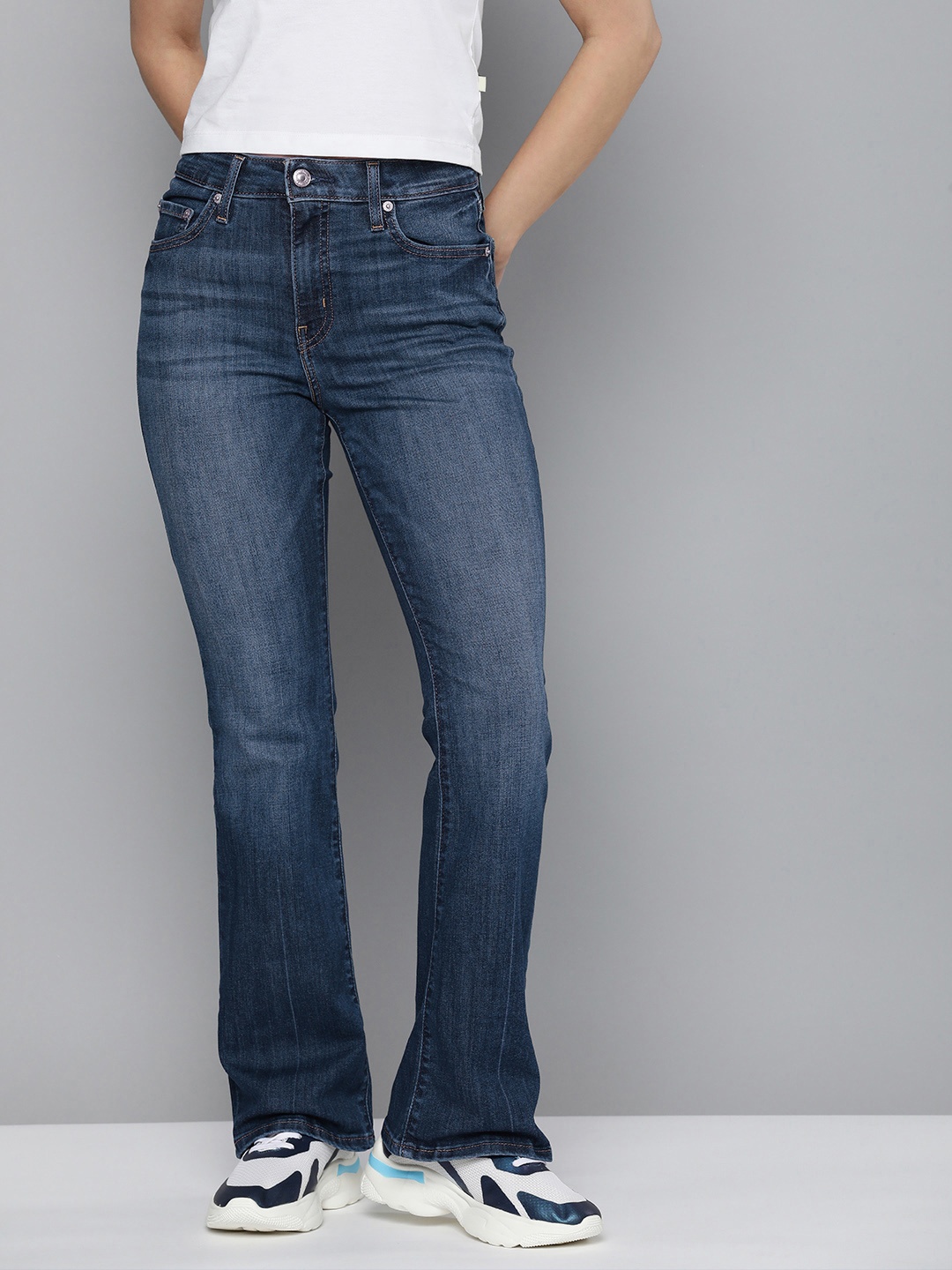 

Levis Women 725 Bootcut High-Rise Light Fade Stretchable Jeans, Blue