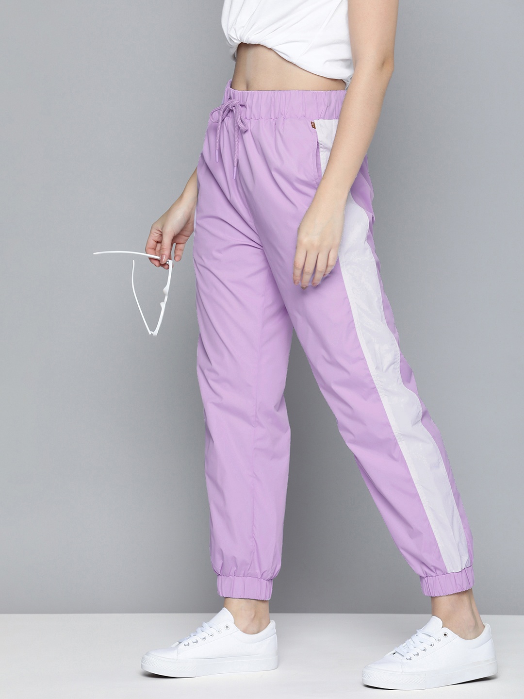 

Levis Women Solid With Side Colourblocked Detail Mid-Rise Loose Tapered Fit Joggers, Lavender