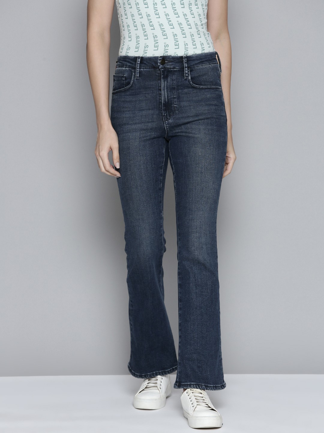 

Levis Women 725 Bootcut High-Rise Light Fade Stretchable Jeans, Blue