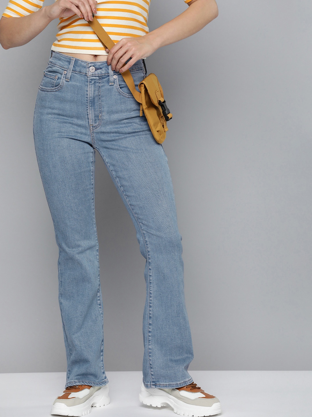 

Levis Women 725 Bootcut High-Rise Light Fade Stretchable Jeans, Blue