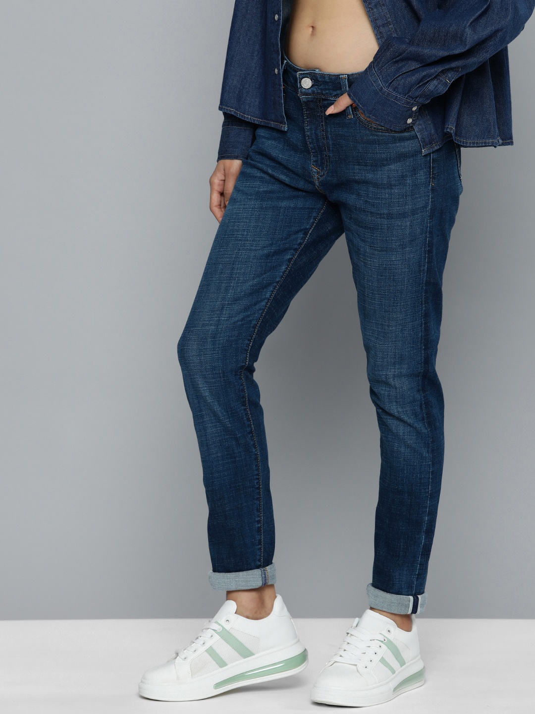 

Levis Women 711 Skinny Fit Light Fade Stretchable Mid-Rise Jeans, Blue