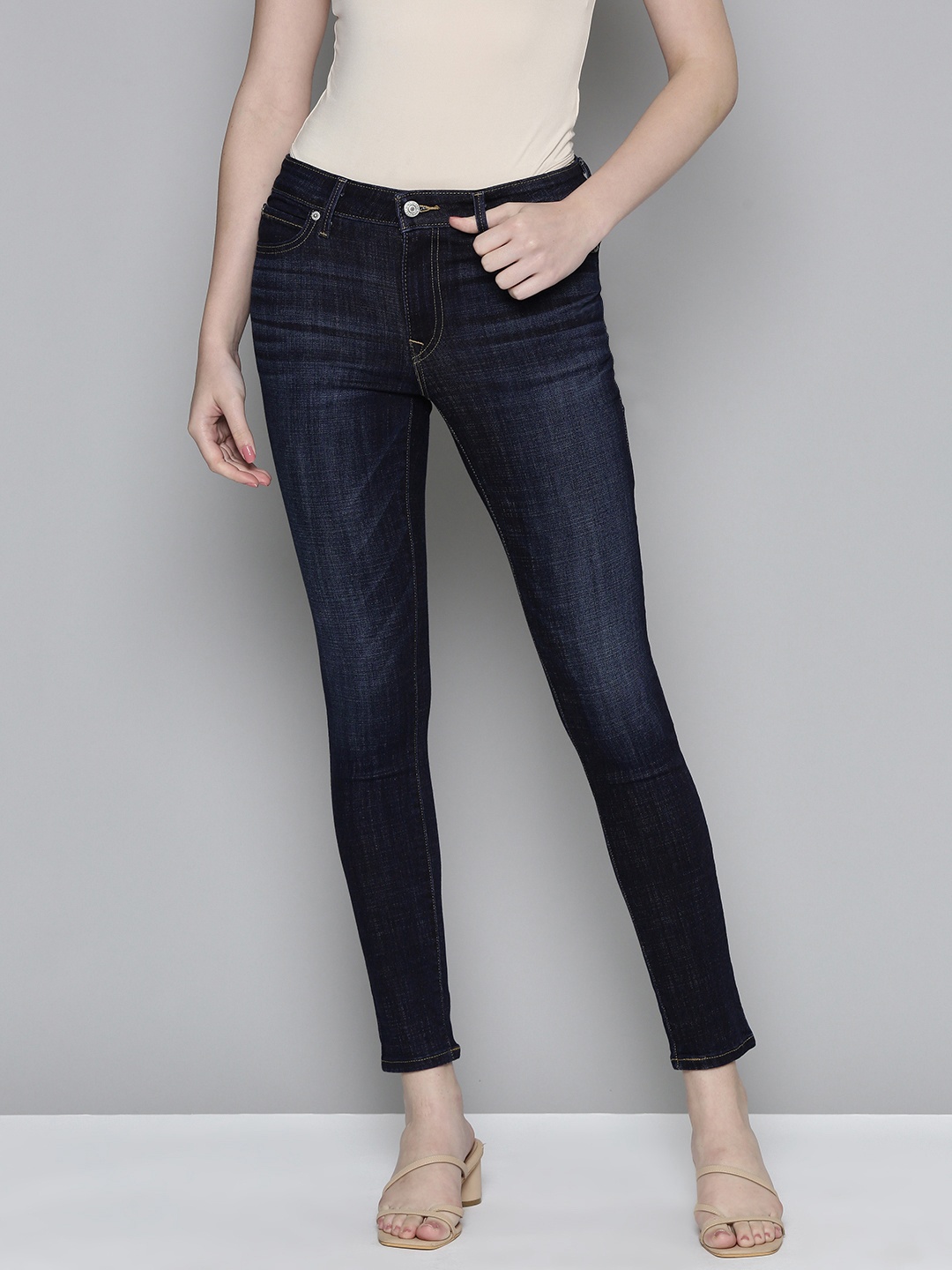 

Levis Women 711 Skinny Fit Light Fade Stretchable Jeans, Blue