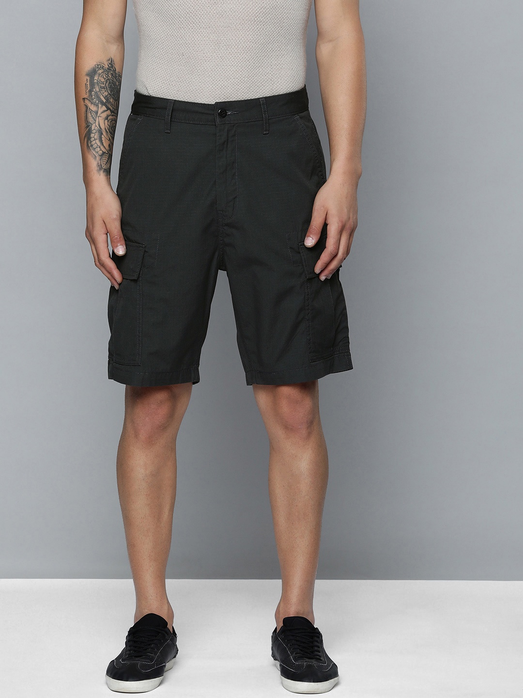 

Levis Men Solid Mid-Rise Cargo Shorts, Charcoal