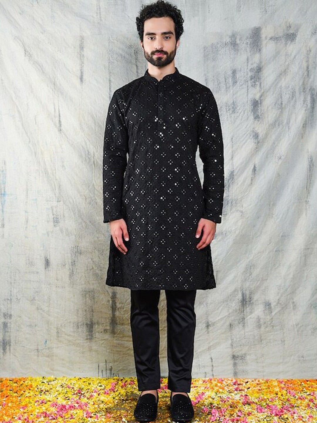 

Vrundavan ethics Geometric Embroidered Mirror Work Straight Kurta, Black